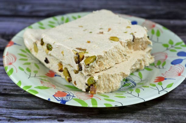 حلوا ارده زعفرانی اصیل با بافت لطیف و خوش عطر